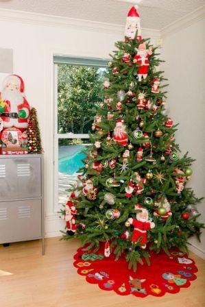 decorate the christmas tree, christmas decoration, office christmas decoration, showroom christmas decoration